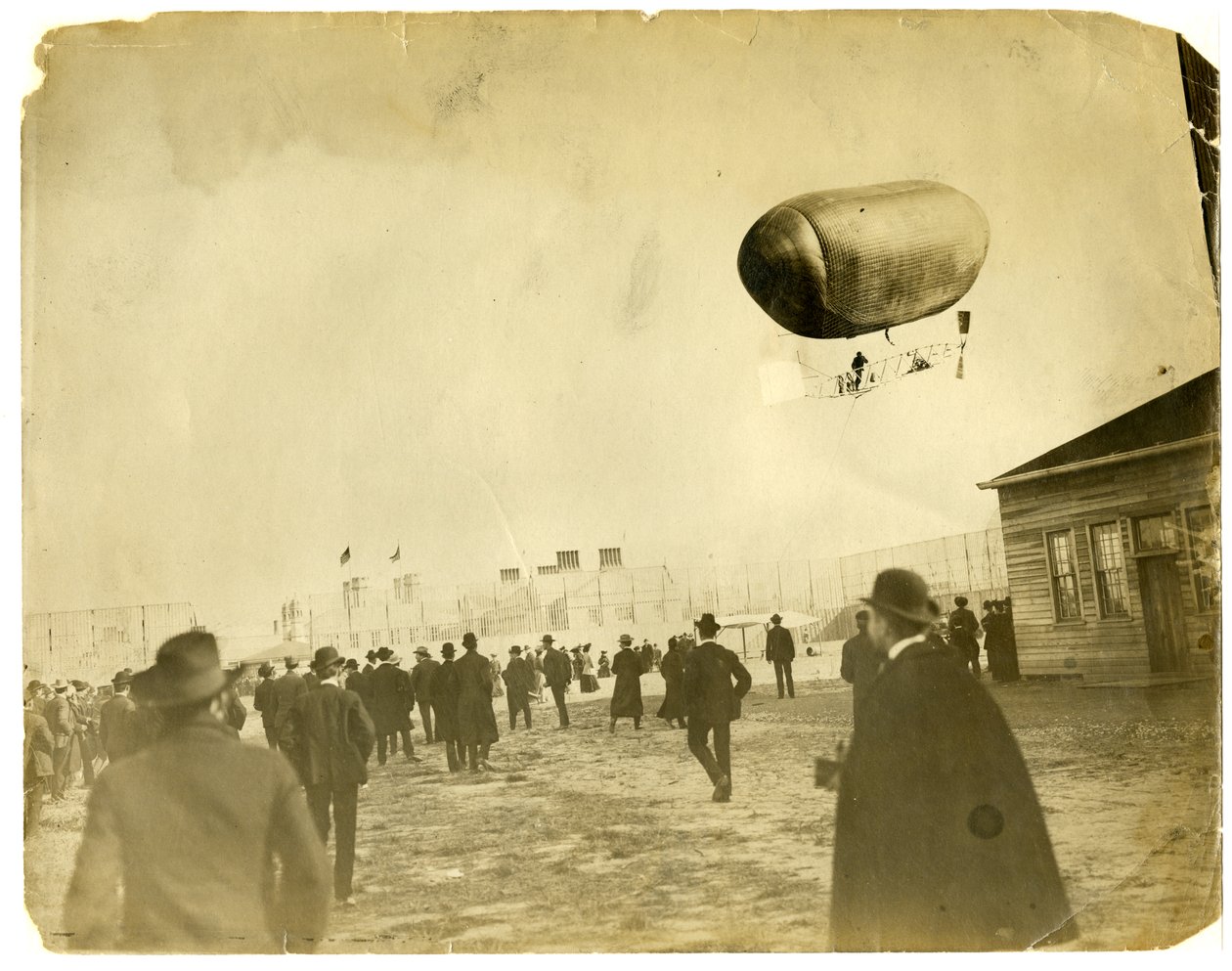 Ilmalaiva "California Arrow" tekijältä Jessie Tarbox Beals