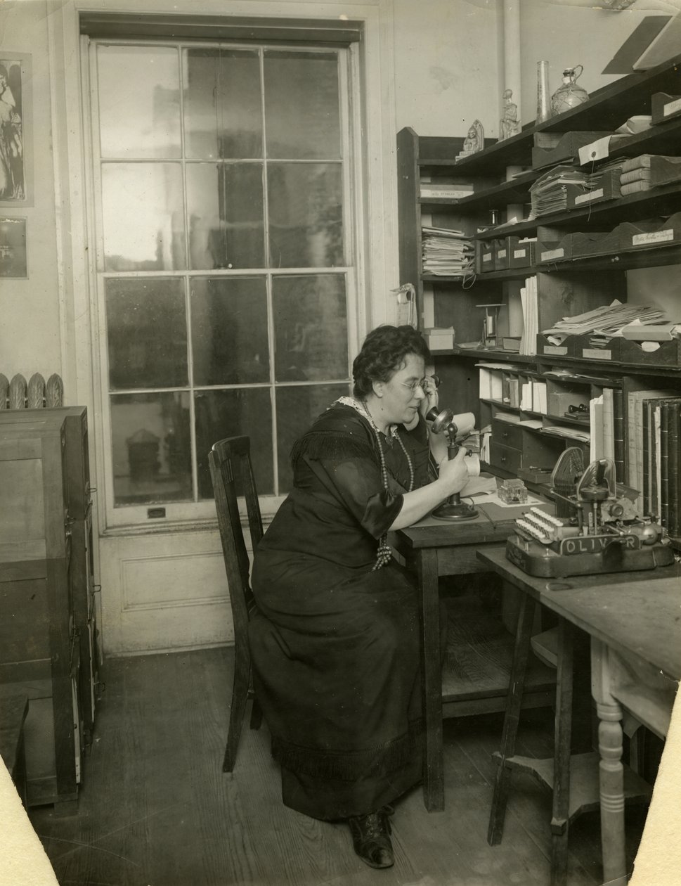 Beals hänen studiossaan, n. 1912-1918 (gelatiinihopea kuva) tekijältä Jessie Tarbox Beals