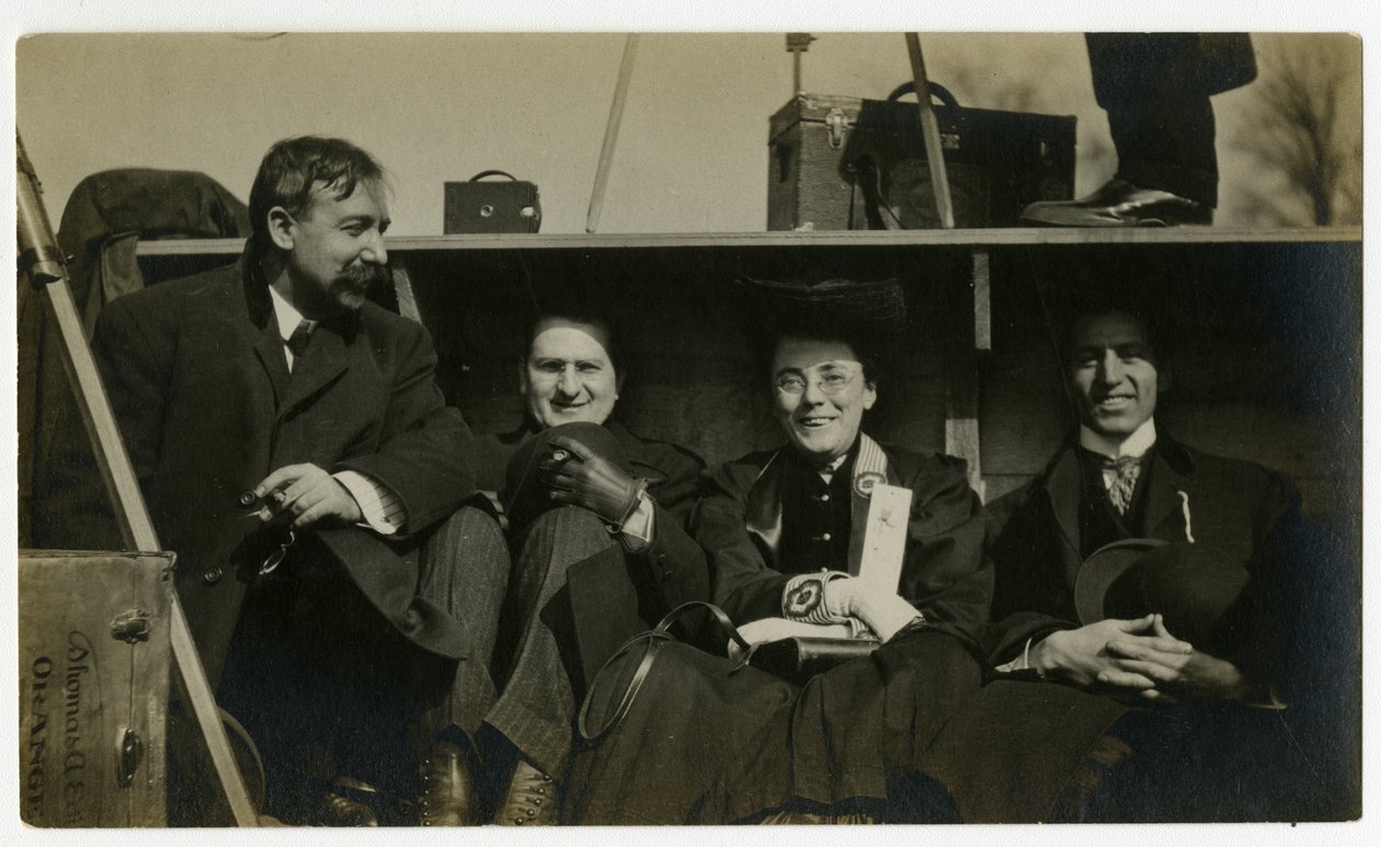 Beals lomalla auton takana, n. 1905-40 (gelatiinihopea kuva) tekijältä Jessie Tarbox Beals
