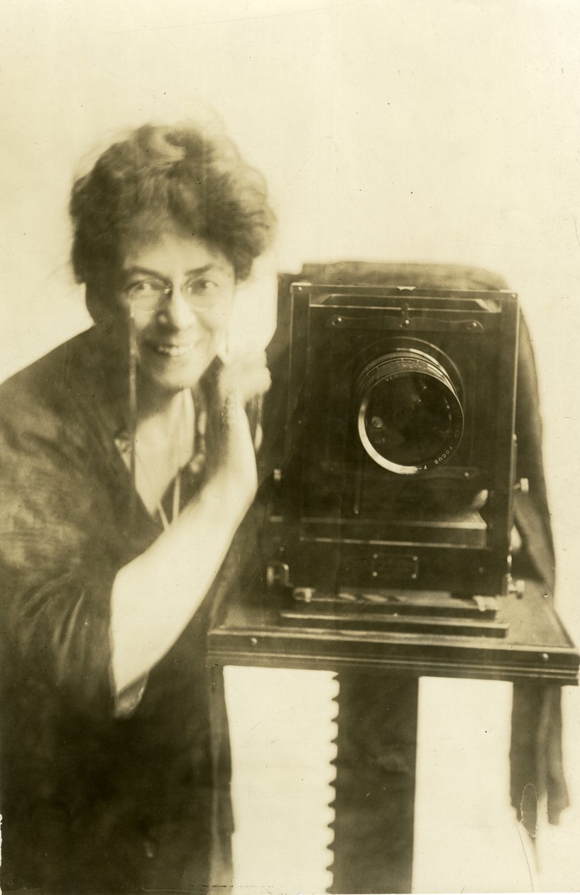 Bealsin omakuva, n. 1918-20 (gelatiinihopea valokuva) tekijältä Jessie Tarbox Beals