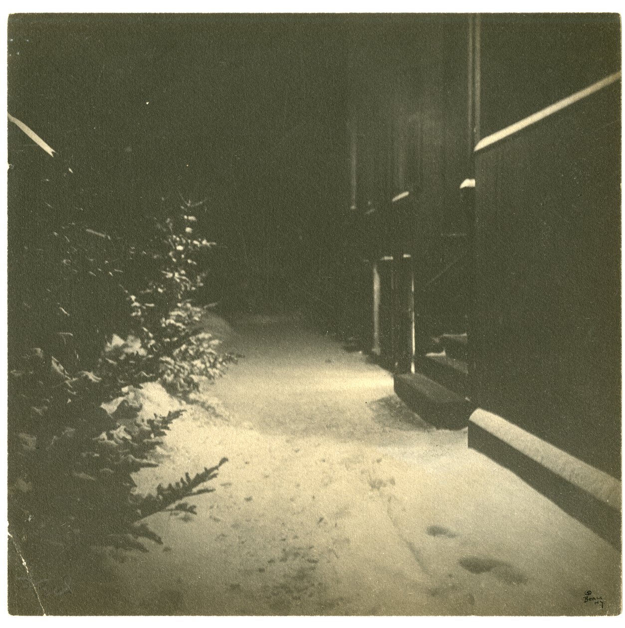 Bellingham Court, Boston, USA, n. 1902-1910 (gelatiinihopeakuva) tekijältä Jessie Tarbox Beals