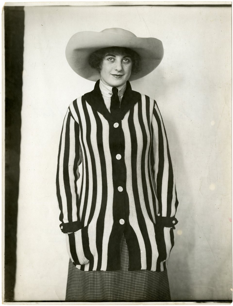 Blazer-pusero & huopahattu, Forsythe, n. 1905-1918 (gelatiinihopea kuva) tekijältä Jessie Tarbox Beals