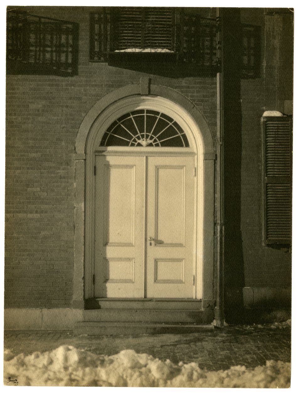 Boston, Mass, USA, n. 1902-1910 (gelatiinihopea valokuva) tekijältä Jessie Tarbox Beals