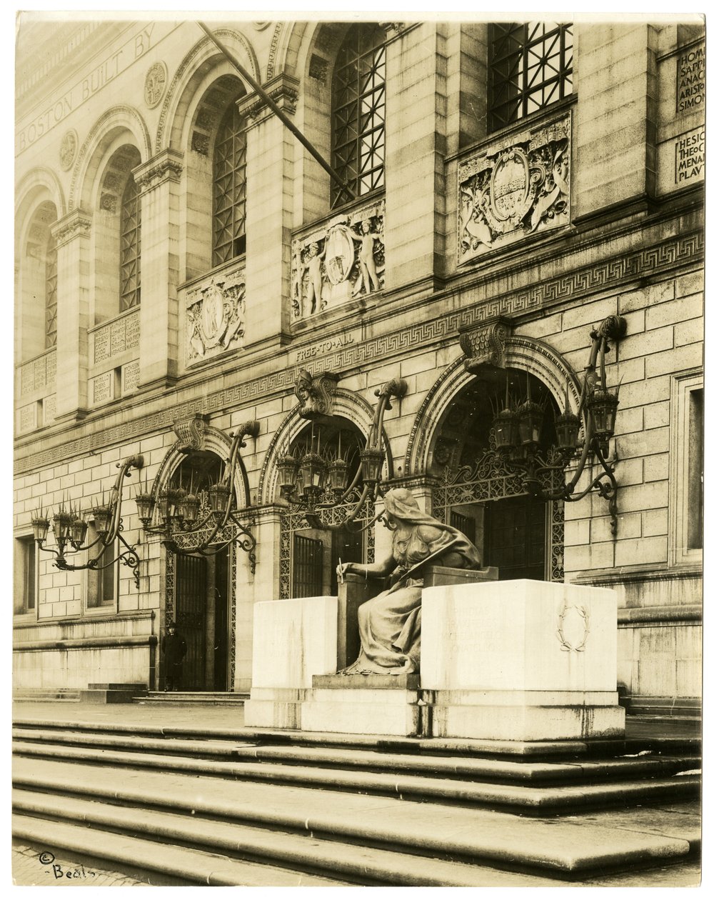 Bostonin julkinen kirjasto, Boston, n. 1902-1910 (gelatiinihopea valokuva) tekijältä Jessie Tarbox Beals