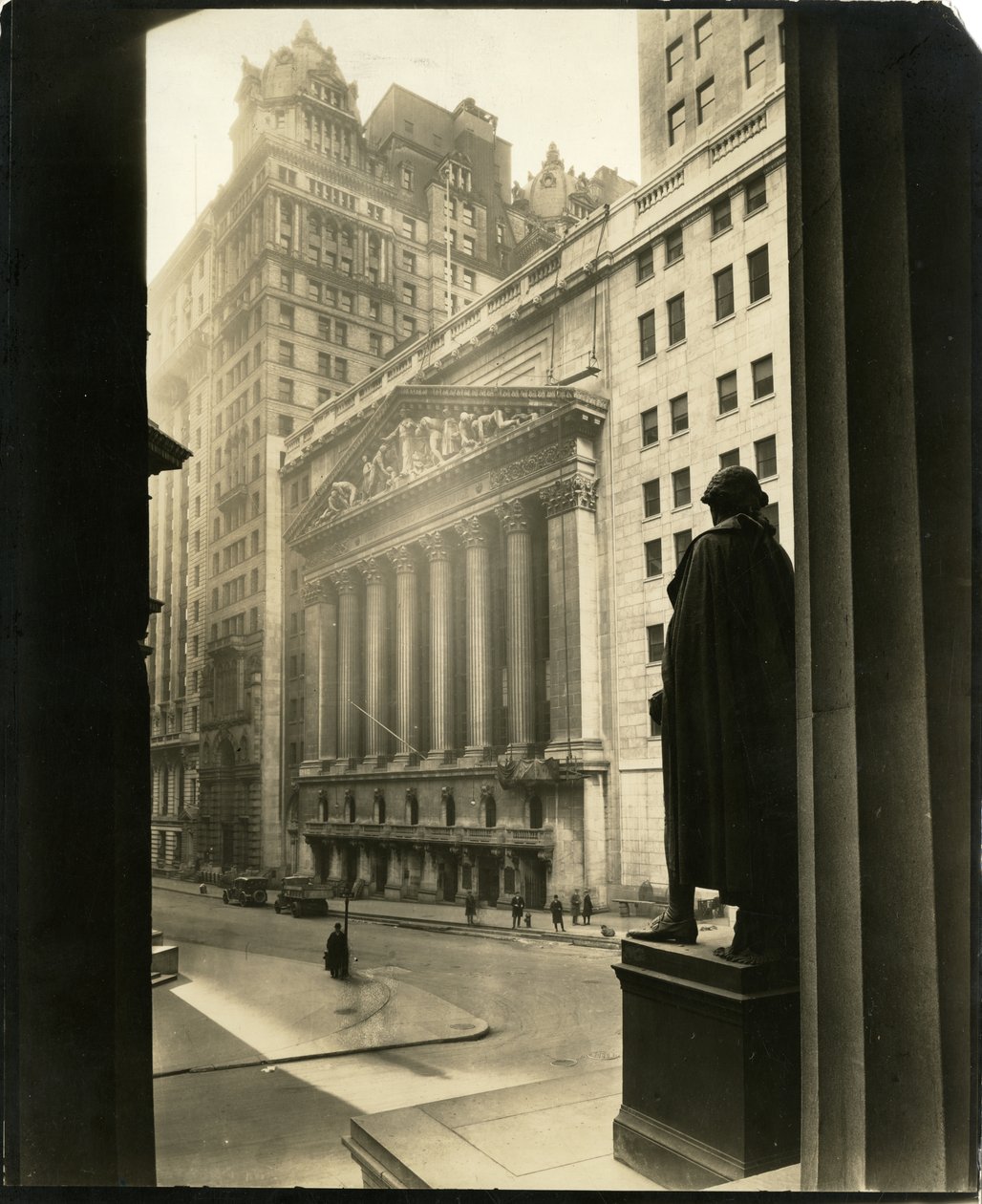 Broad St from Treasury Building, New York, USA, n. 1905-40 (gelatiinihopea valokuva) tekijältä Jessie Tarbox Beals