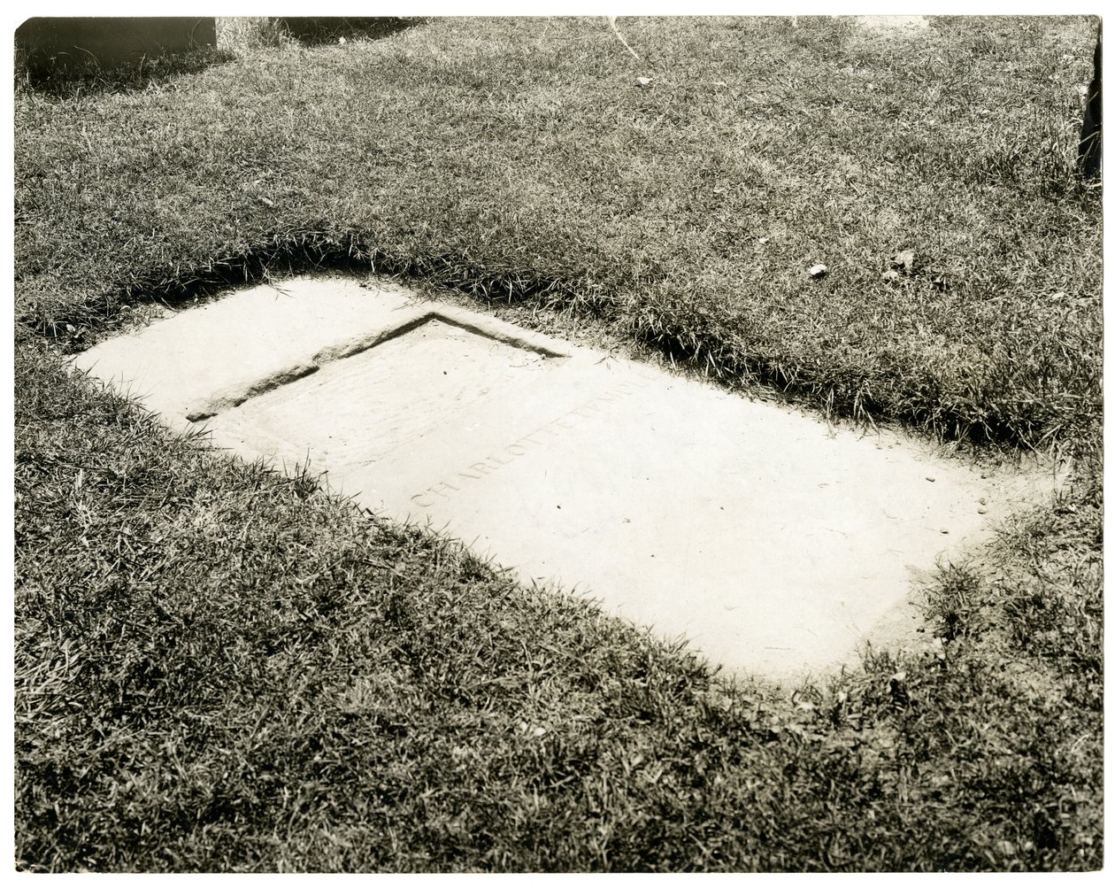 Charlotte Temple -hautakivi Trinity Churchyardissa, New Yorkissa, Yhdysvalloissa, n. 1905-25 (gelatiinihopea valokuva) tekijältä Jessie Tarbox Beals