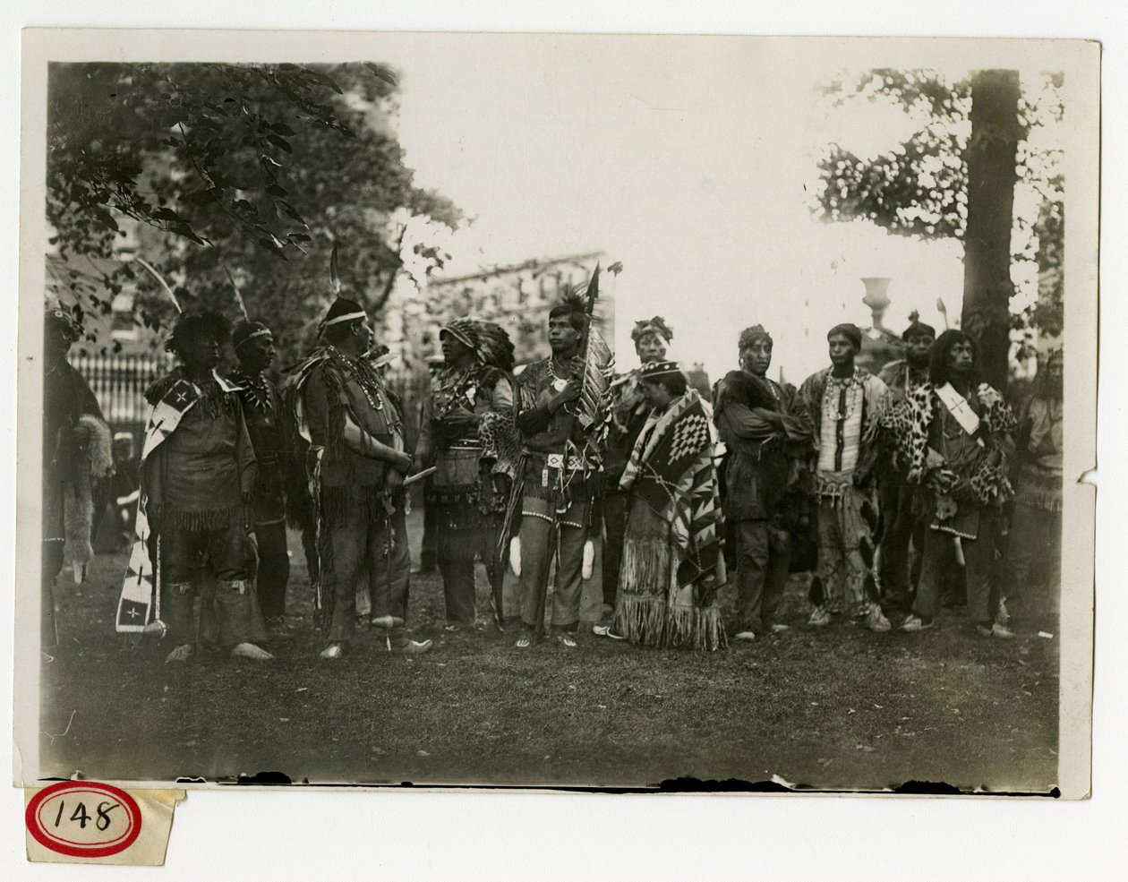 Columbia Lawn Fete, irokeesi-intiaanit tekijältä Jessie Tarbox Beals
