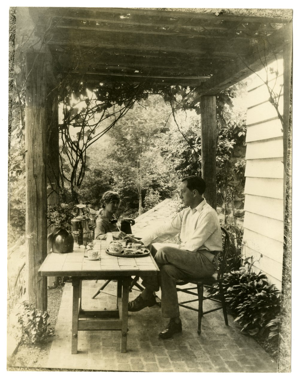 Pari istuu puutarhassa, n. 1905-40 (gelatiinihopea kuva) tekijältä Jessie Tarbox Beals