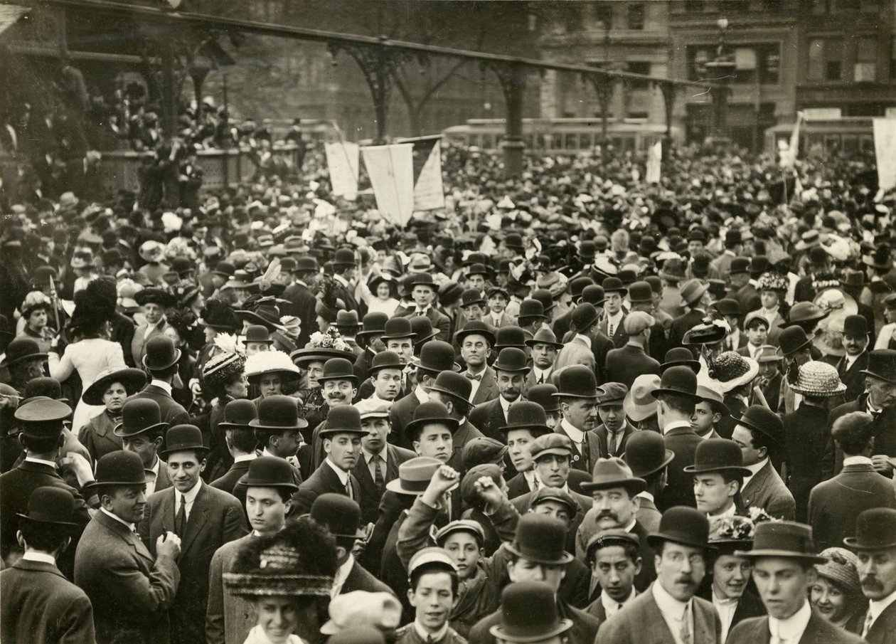 Väkijoukko Union Squarella äänioikeuskokouksessa, n. 1905-1911 (gelatiinihopea valokuva) tekijältä Jessie Tarbox Beals