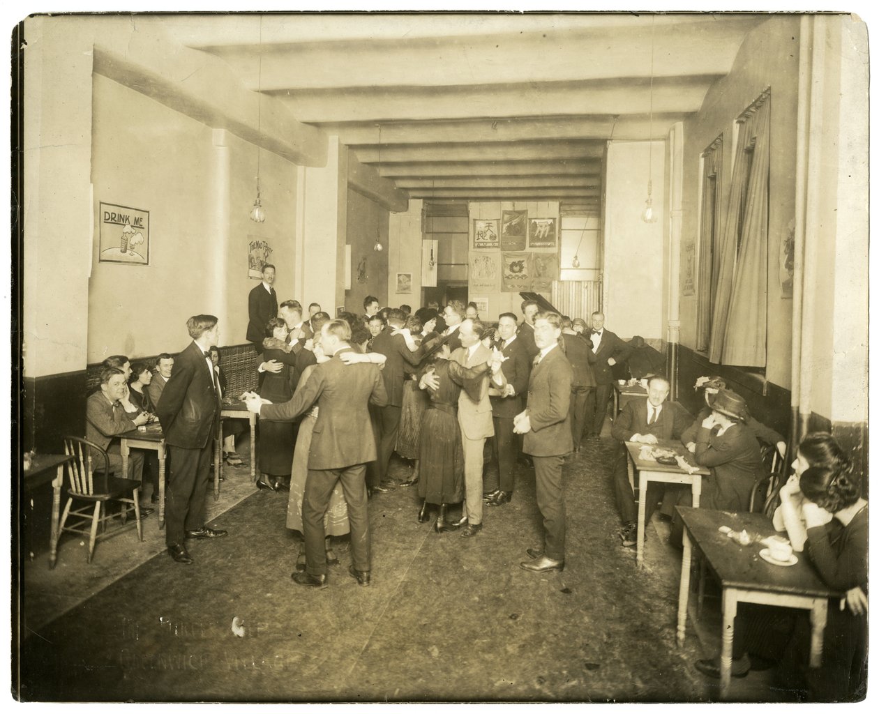 Tanssii Charley Reedin purppurapennussa, Greenwich Village, n. 1905-1918 (gelatiinihopeakuva) tekijältä Jessie Tarbox Beals