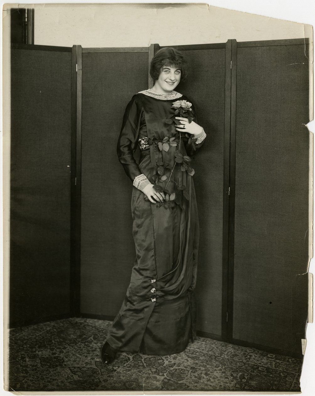 Mekko, draped, Gimbels, n. 1905-1918 (gelatiinihopea valokuva) tekijältä Jessie Tarbox Beals