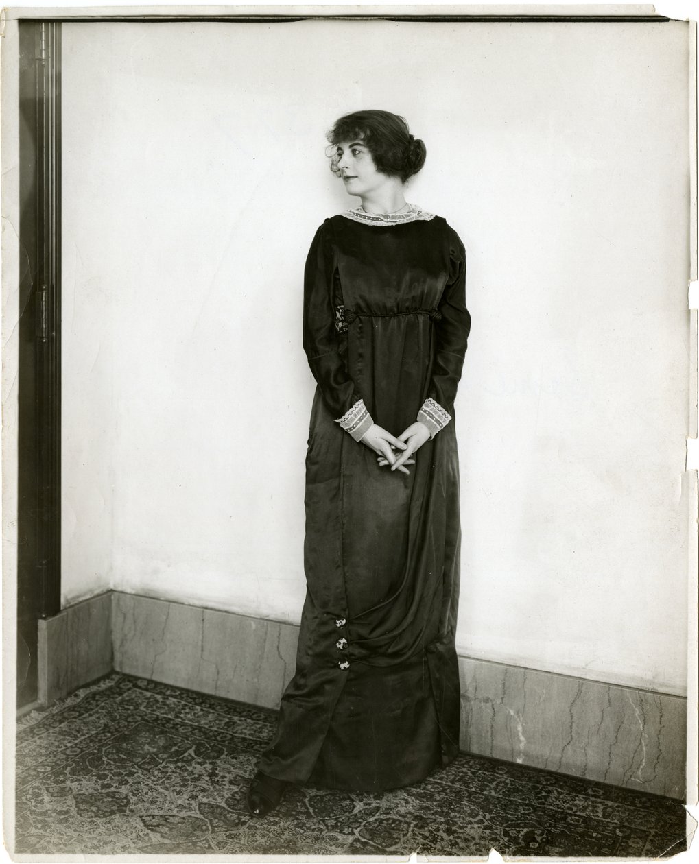 Mekko, draped, Gimbels, n. 1905-1918 (gelatiinihopea valokuva) tekijältä Jessie Tarbox Beals