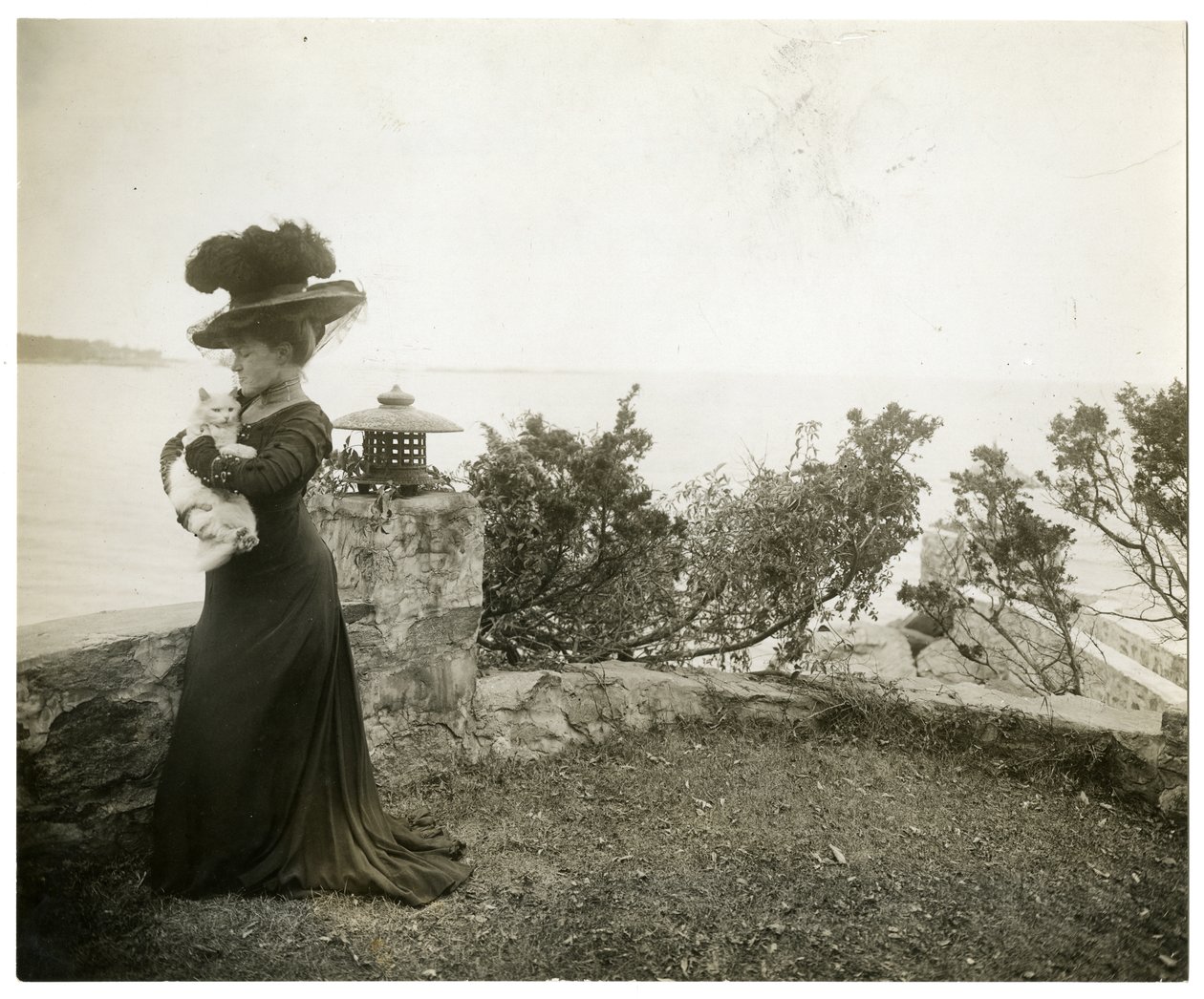 Ella Wheeler Wilcox Sound Beachissä, Connissa, n. 1905-1911 (gelatiinihopea valokuva) tekijältä Jessie Tarbox Beals