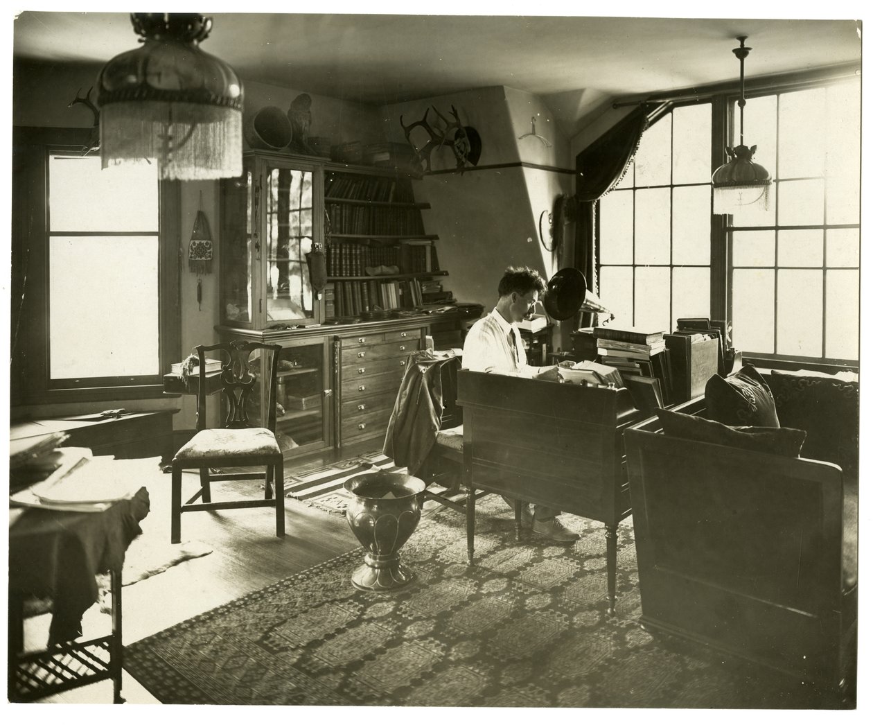 Ernest Thompson Seton, n. 1918 (gelatiinihopea valokuva) tekijältä Jessie Tarbox Beals
