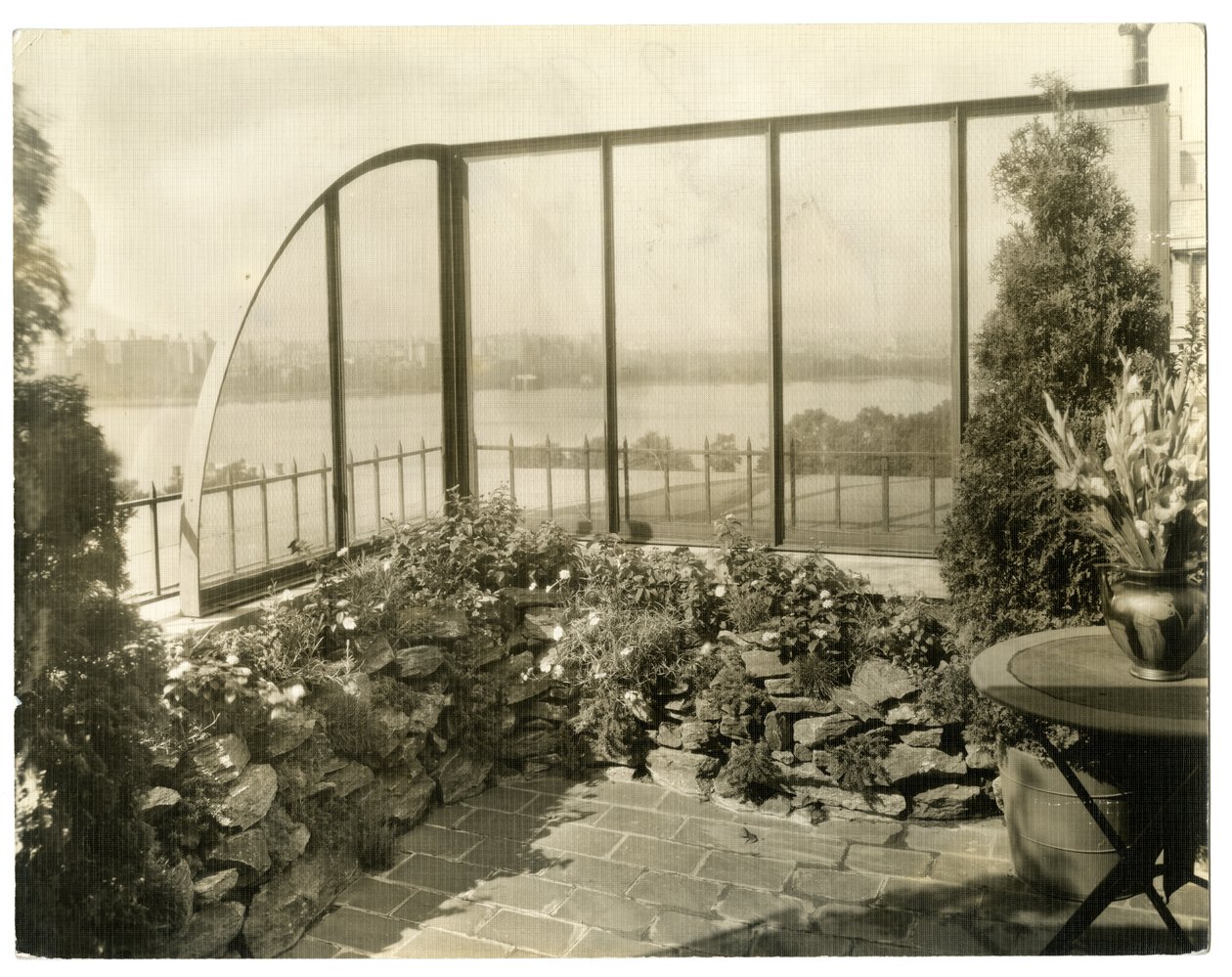 Rouva Regina Jaisin puutarha, n. 1936-37 (gelatiinihopea valokuva) tekijältä Jessie Tarbox Beals