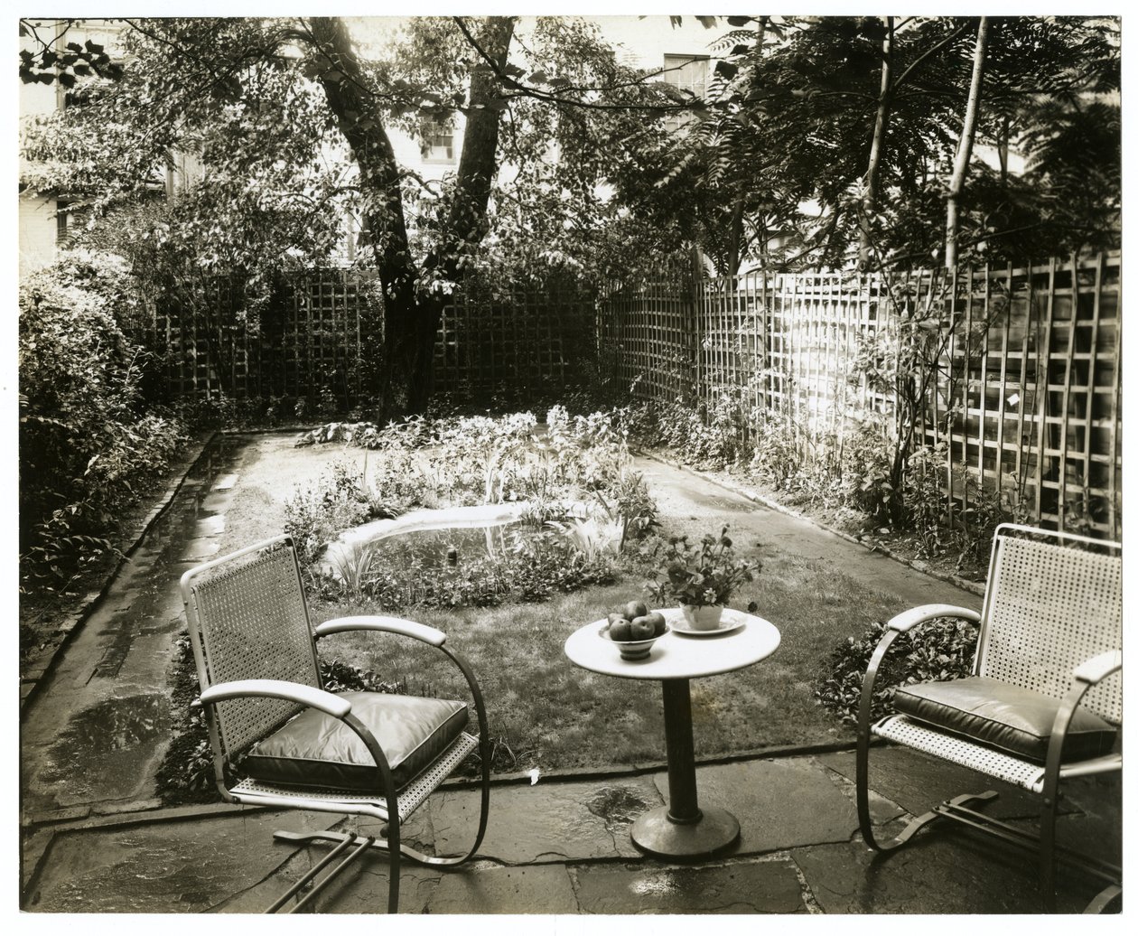 Garden of Mrs W H Wells 265 W 11th, Greenwich Village, New York, USA, n. 1936-37 (gelatiinihopea valokuva) tekijältä Jessie Tarbox Beals