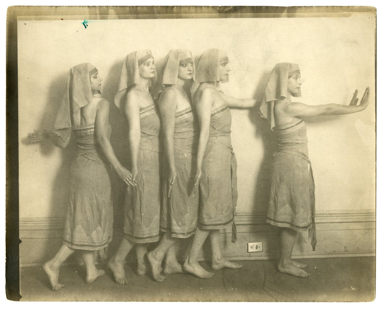 Valmistautuminen kyläjuhlaan Liberal Clubissa, New Yorkissa, Yhdysvalloissa, n. 1905-1940 tekijältä Jessie Tarbox Beals