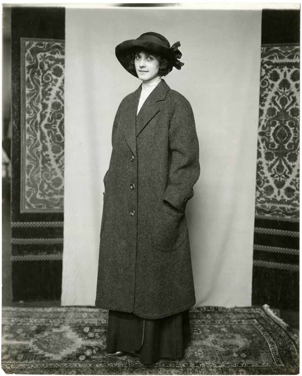 Harmaa takki, Arnold & Constable, n. 1905-1918 (gelatiinihopea kuva) tekijältä Jessie Tarbox Beals