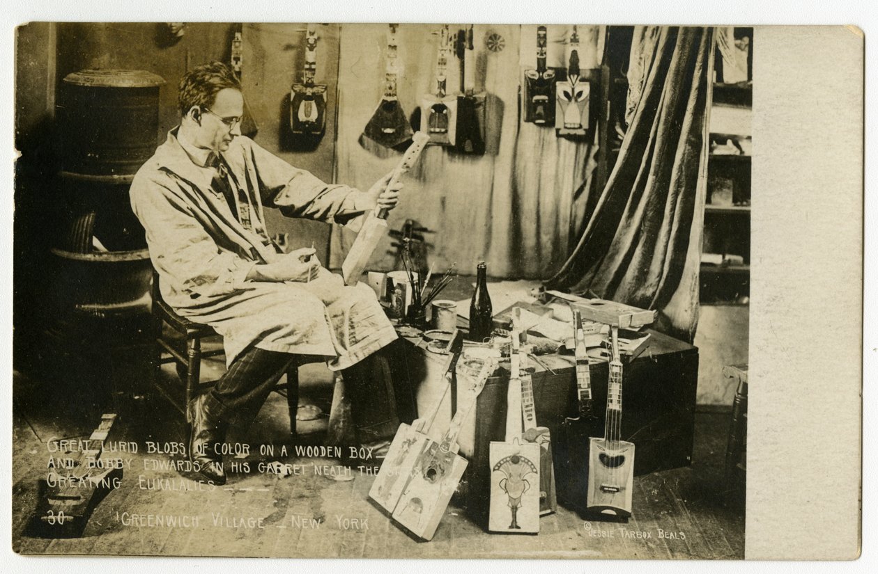 Suuret räikeät väriläiskät puulaatikossa ja Bobby Edwards kattohuoneistossaan tähtien alla luomassa ukeleleita, Greenwich Village, New York, Yhdysvallat, noin 1905-20 (gelatiinihopeakuva). tekijältä Jessie Tarbox Beals