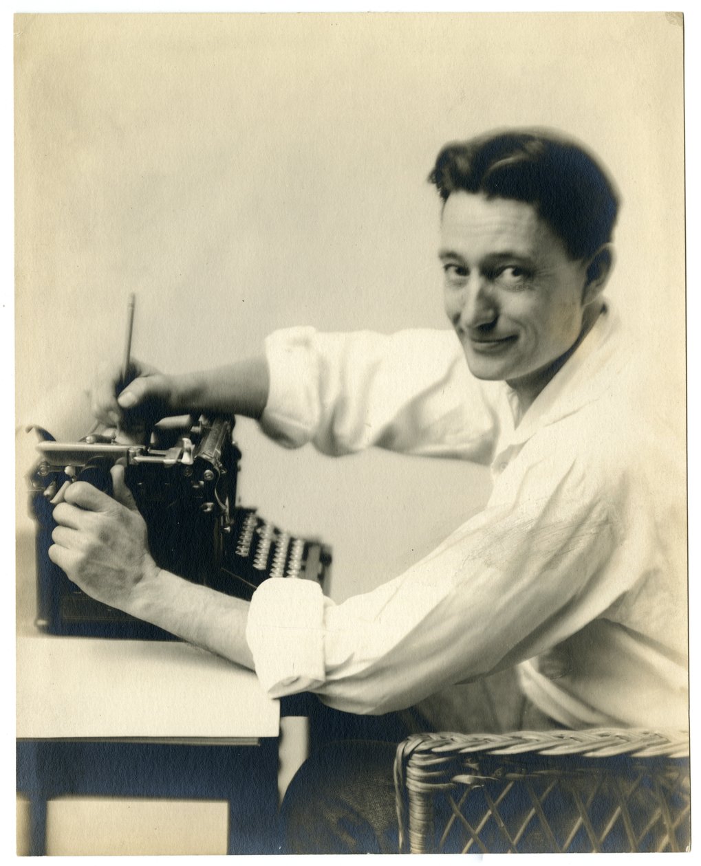 Henry Oyen kirjoituskoneella, n. 1905-21 tekijältä Jessie Tarbox Beals