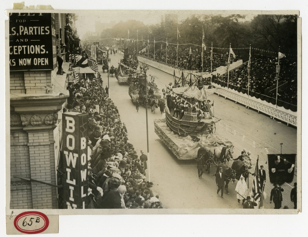 Historical Parade, Central Park West Half Moon Float nro 12 tekijältä Jessie Tarbox Beals