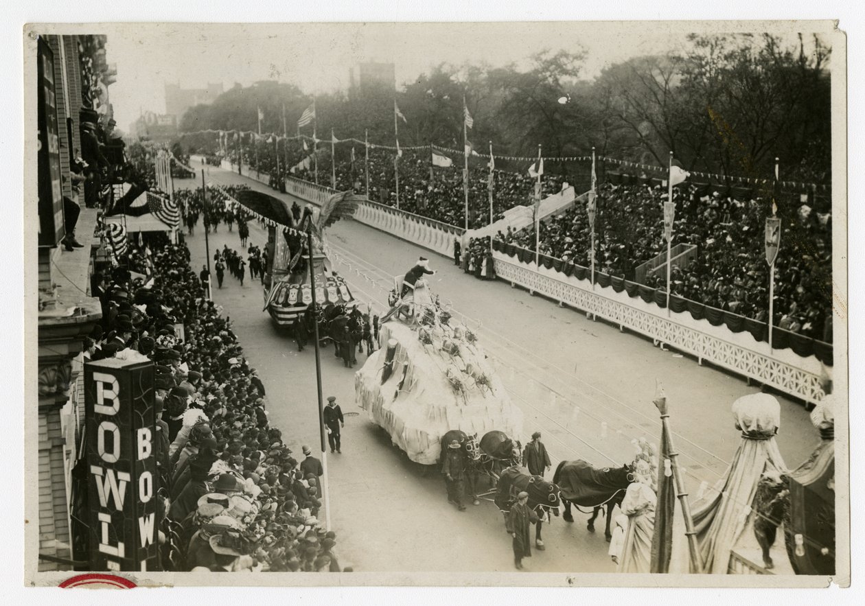 Historiallinen paraati: yleisnäkymä Keskuspuisto St Nicholas Float (Nicholas Float) tekijältä Jessie Tarbox Beals