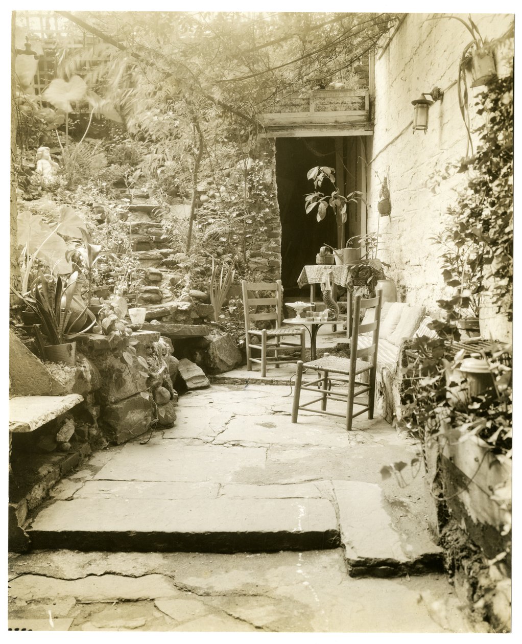 George & Mary Stonehillin, taiteilijoiden koti, Greenwich Village, New York, USA, n. 1936-37 (gelatiinihopeakuva) tekijältä Jessie Tarbox Beals