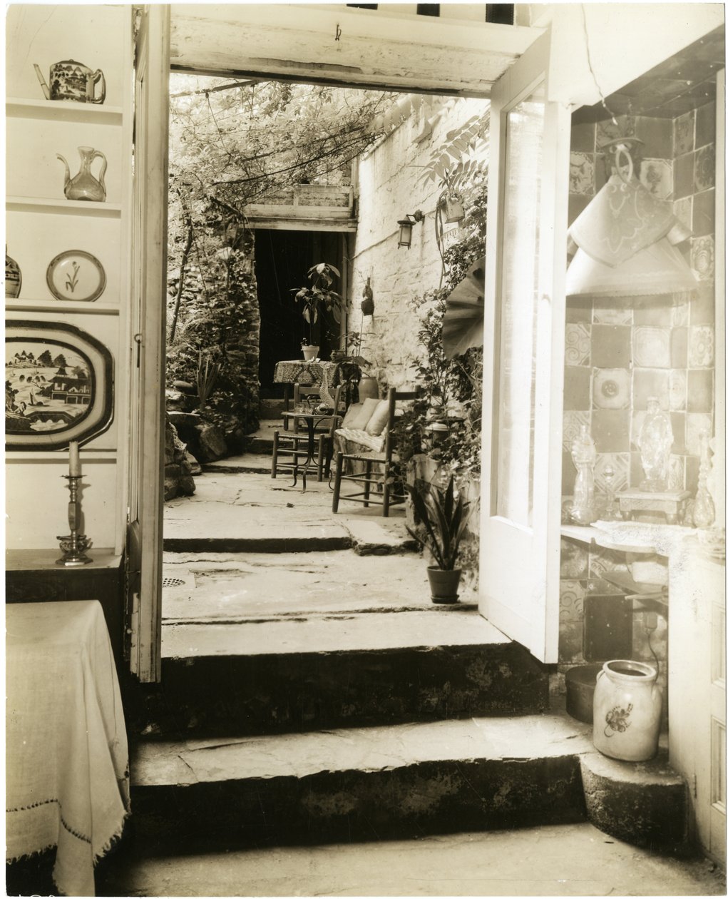 Herra ja rouva George Stonehillin koti, Greenwich Village, New York, USA, n. 1905-40 (gelatiinihopeakuva) tekijältä Jessie Tarbox Beals