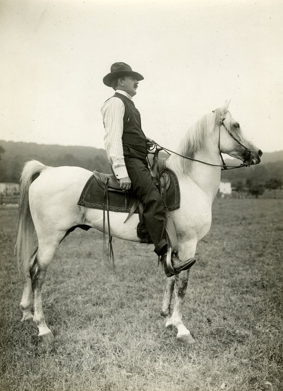 Homer Davenport sarjakuvapiirtäjä arabiahevosella, n. 1905-1912 (gelatiinihopea kuva) tekijältä Jessie Tarbox Beals