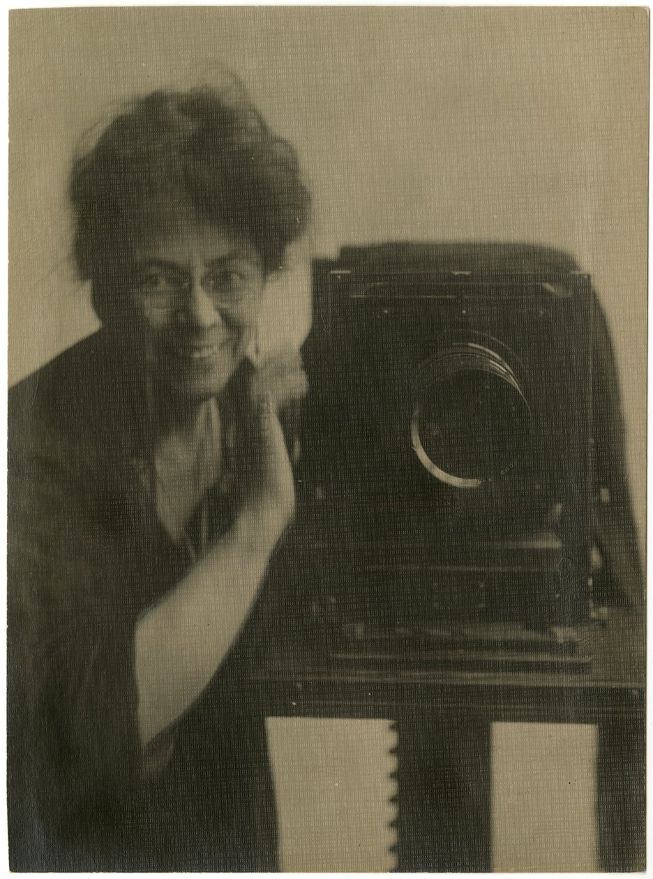 Jessie Tarbox Beals, omakuva kameralla, n. 1918-20 (gelatiinihopea kuva) tekijältä Jessie Tarbox Beals