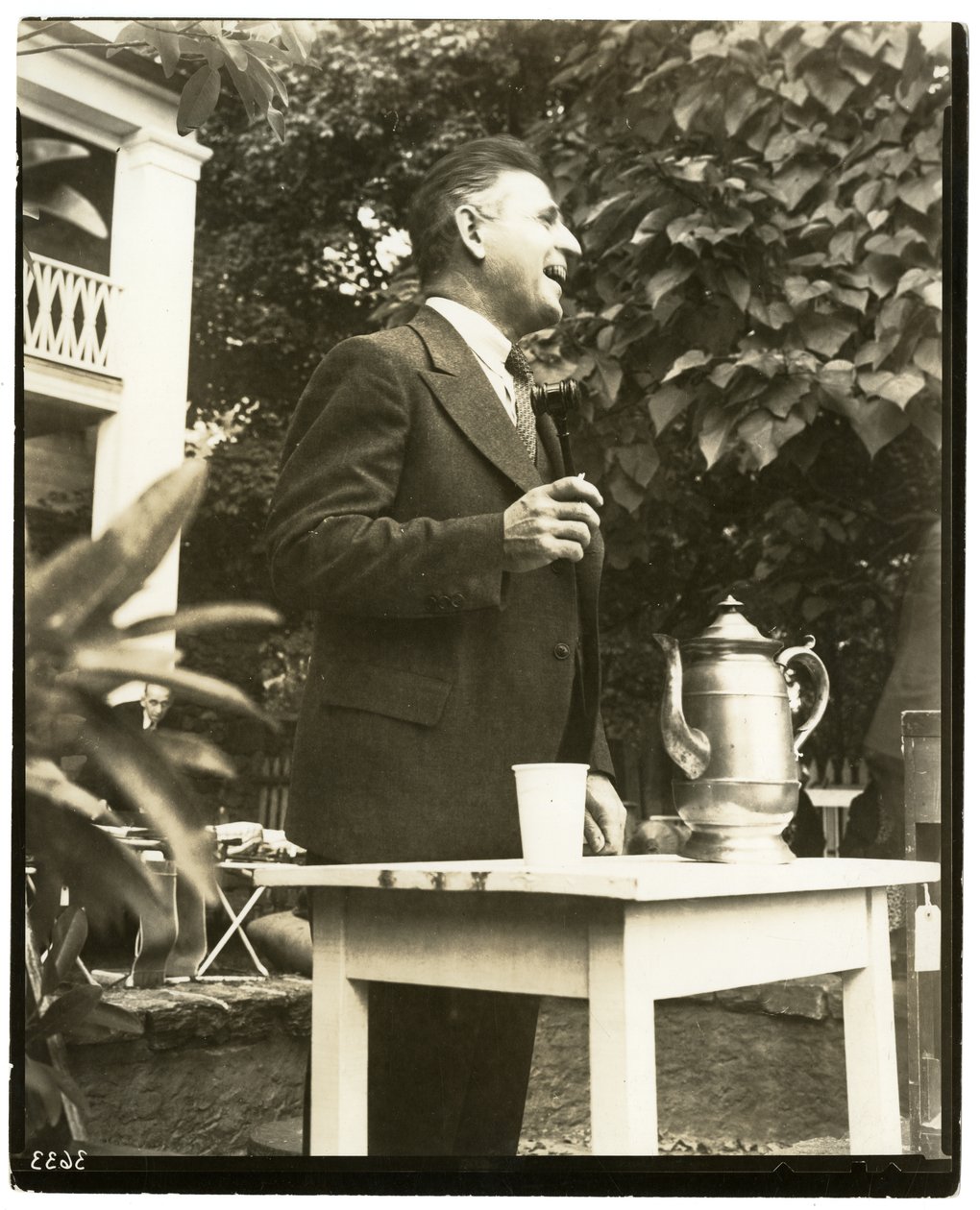John W. Mitchell kuuluisa huutokaupanpitäjä, Country Auction Greenwichissä, Connissa tai Westonissa, Connissa. tekijältä Jessie Tarbox Beals