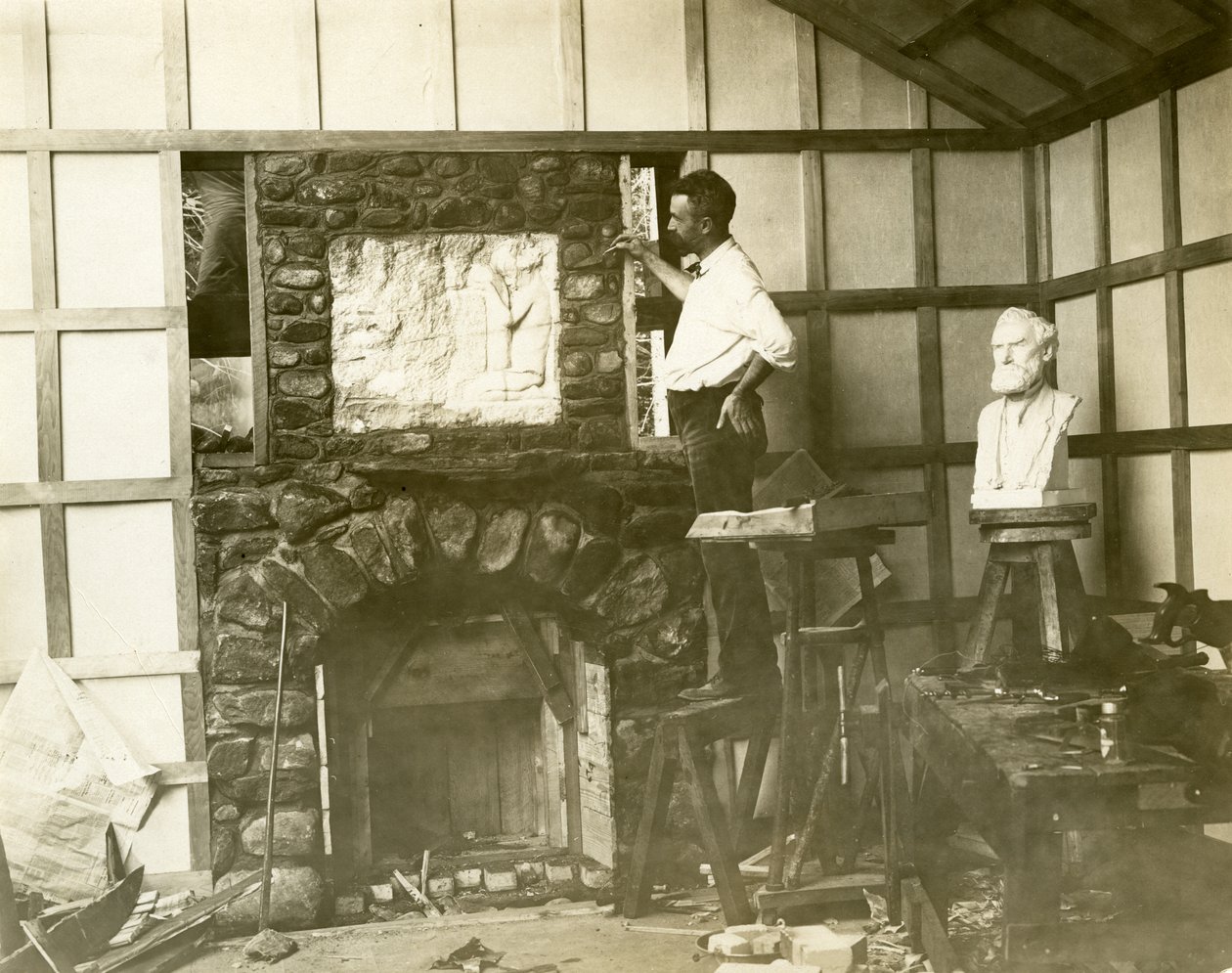 Karl Bitter (veistäjä) rakensi takkansa itse, n. 1905-1915 (gelatiinihopea kuva) tekijältä Jessie Tarbox Beals