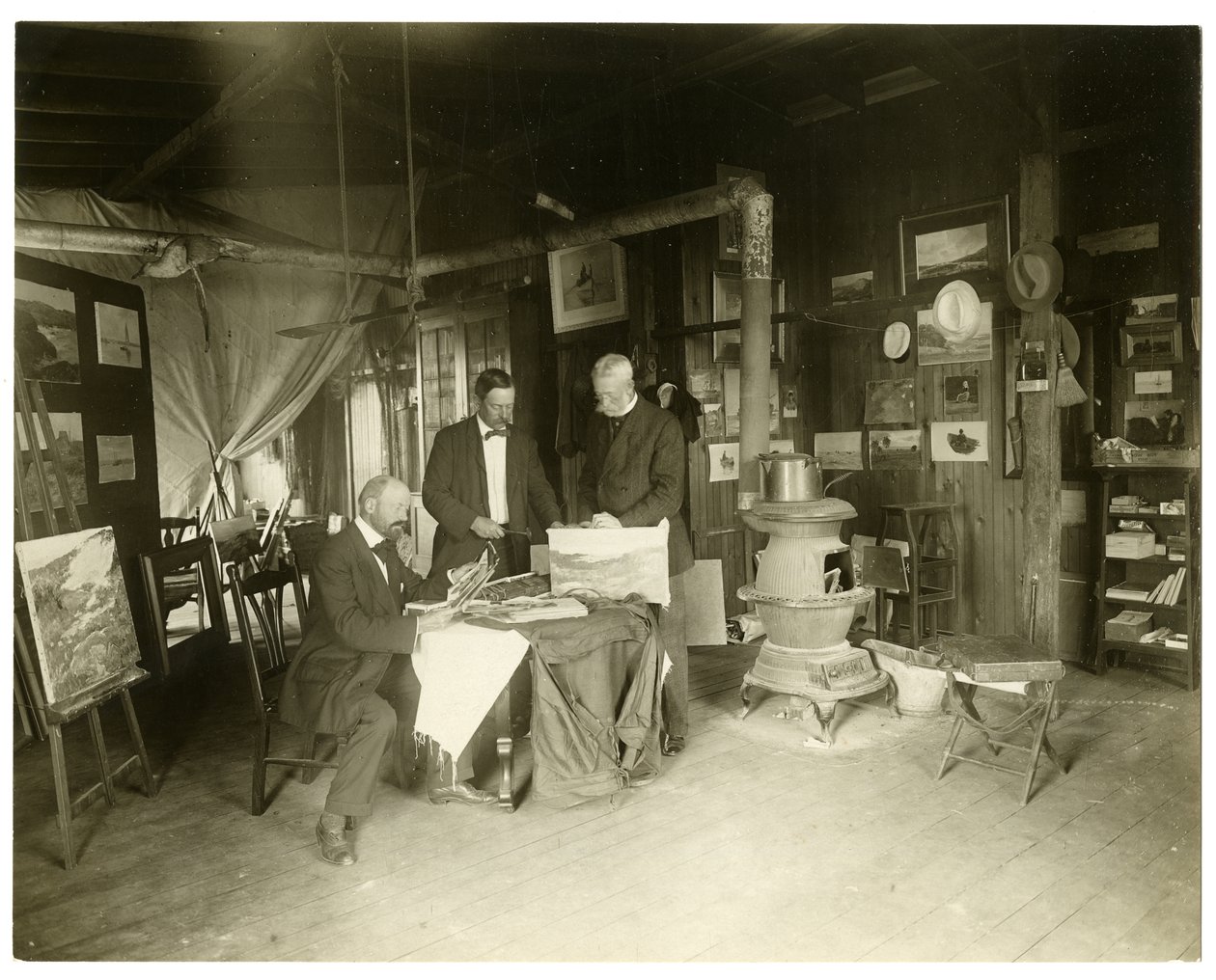 Vasemmalta oikealle: Cullen Yates - peitetty - Walter Dean, n. 1905-11 (gelatiinihopea valokuva) tekijältä Jessie Tarbox Beals