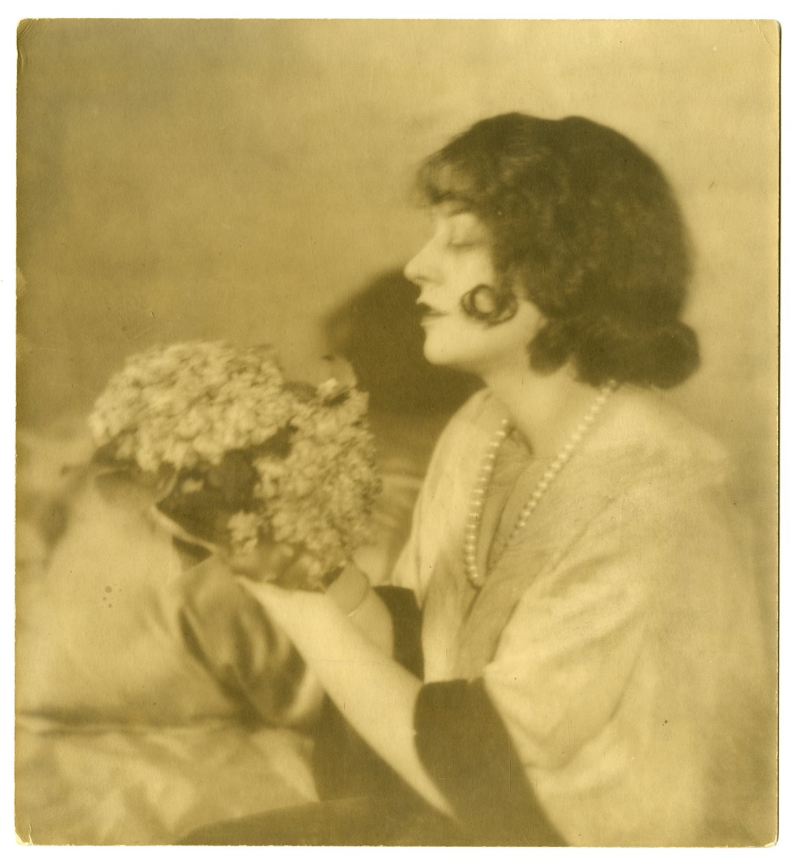 Lenore Ulric, n. 1915-28 (gelatiinihopea valokuva) tekijältä Jessie Tarbox Beals