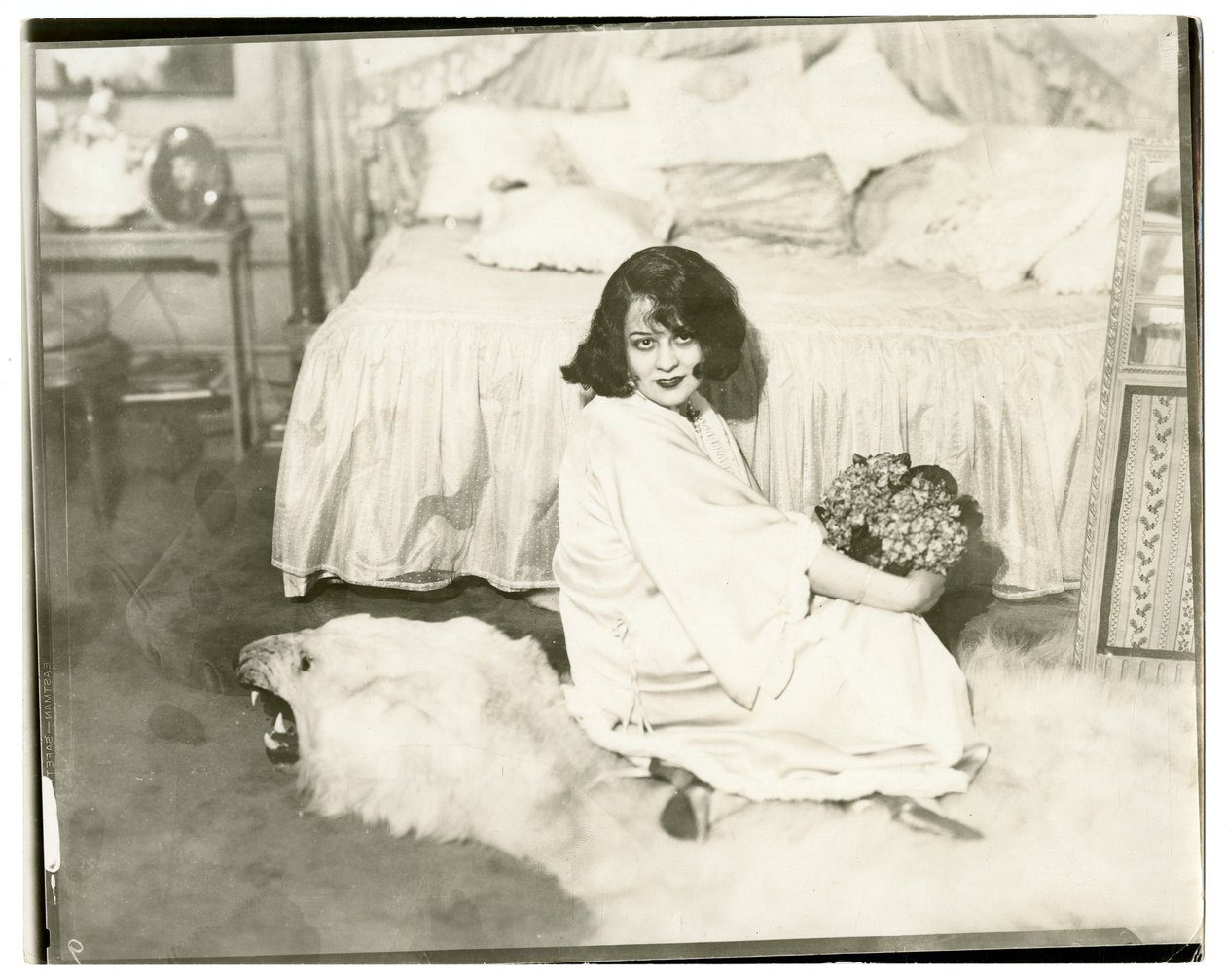 Lenore Ulric, n. 1915-28 (gelatiinihopea valokuva) tekijältä Jessie Tarbox Beals