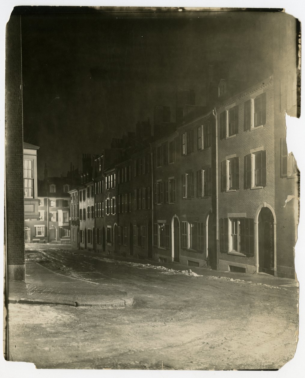 Katse alas West Cedar Streetille, jossa se päättyy ja jonka halki Chestnut St, Boston, USA, n. 1902-10 (gelatiinihopeakuva) tekijältä Jessie Tarbox Beals