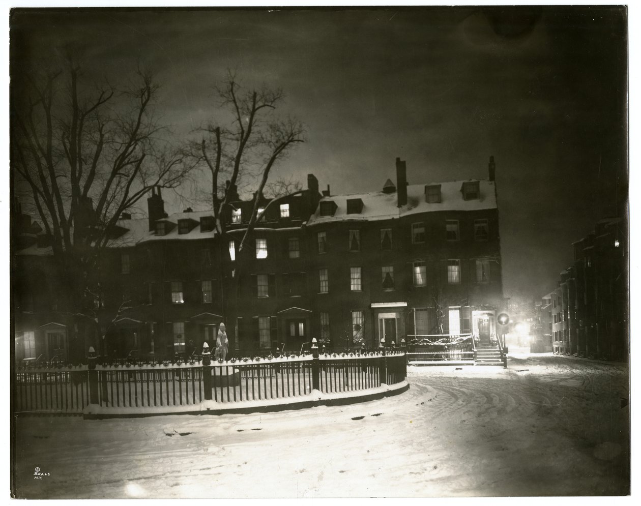 Louisburg Square, Boston Jenny Lind asui kulmatalossa Bostonissa, USA:ssa, n. 1902-1910 (gelatiinihopeakuva) tekijältä Jessie Tarbox Beals