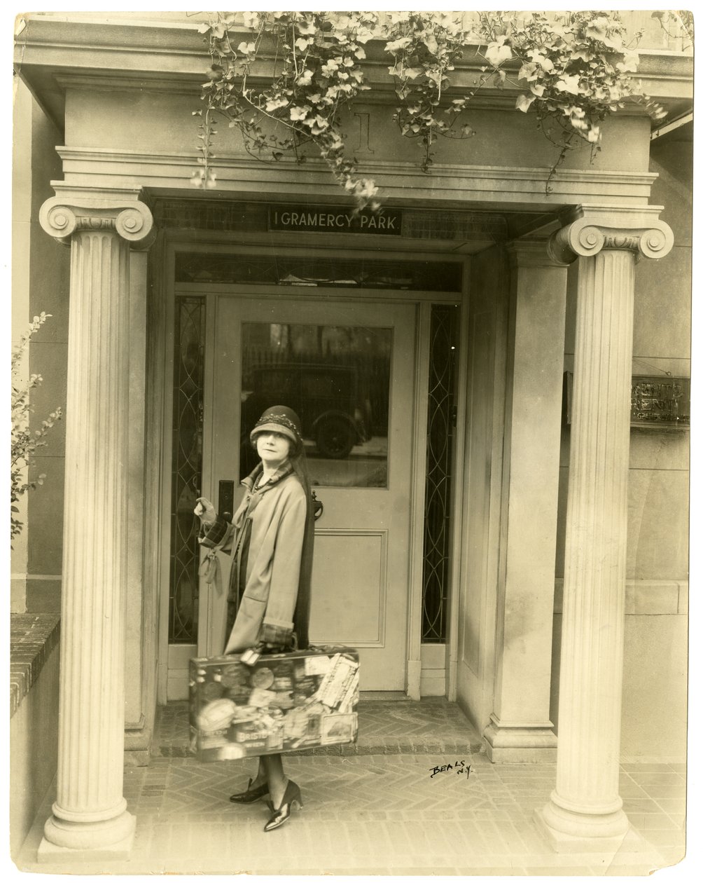 Mabel Herbert Urner, kirjailija Helen & Warren valmiina matkalle Eurooppaan, n. 1905-40 (gelatiinihopea kuva) tekijältä Jessie Tarbox Beals