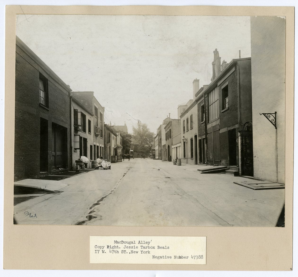 MacDougal Alley, Greenwich Village, New York, USA, n. 1905-20 (gelatiinihopea valokuva) tekijältä Jessie Tarbox Beals