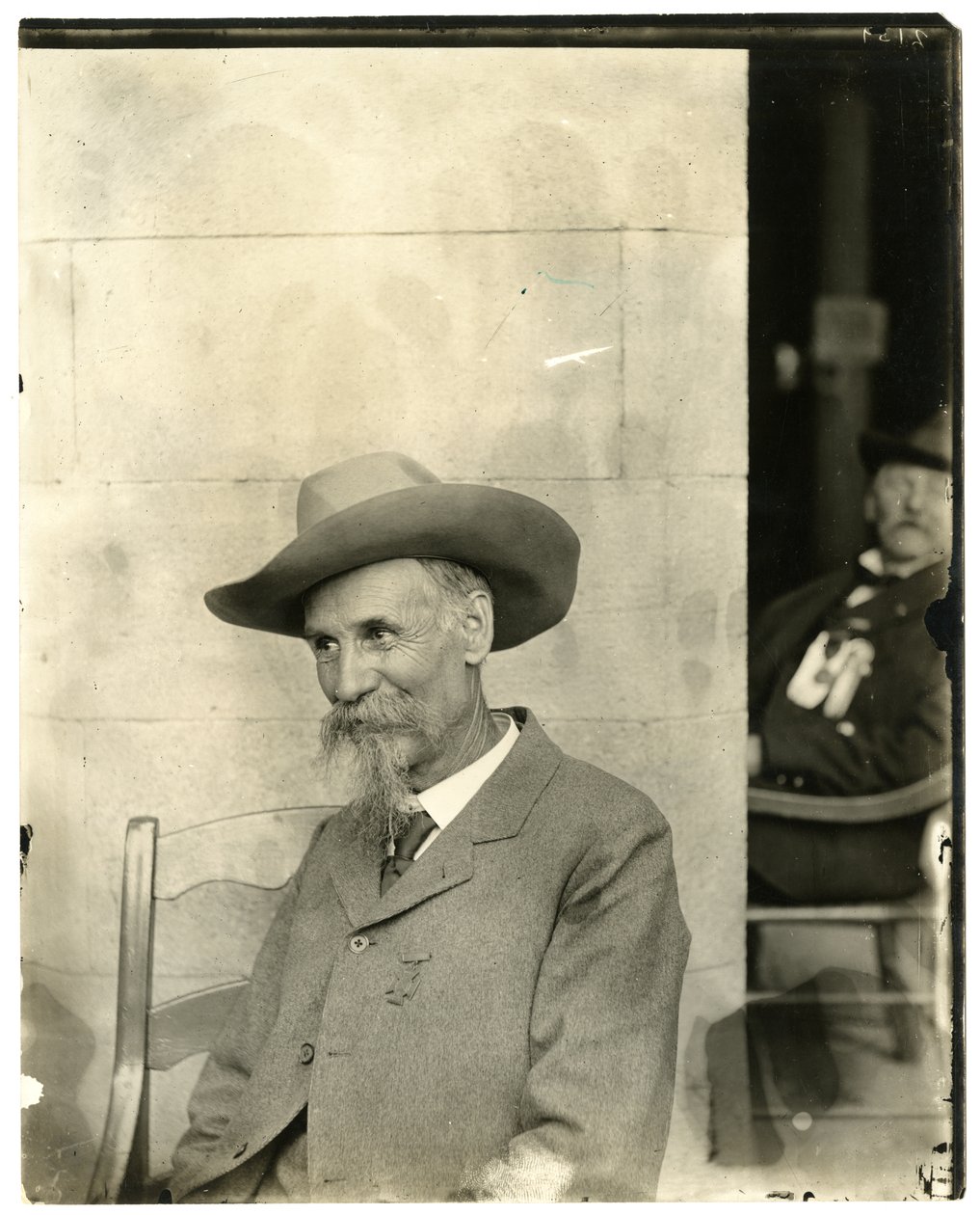 Mies hattu päässä, mitali, n.1905-40 (gelatiinihopeakuva). tekijältä Jessie Tarbox Beals