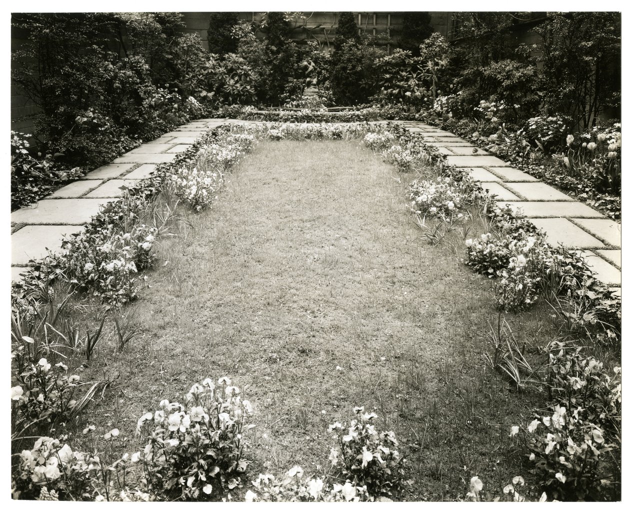 Herra ja rouva John Morgan, 39 W 11 St, Greenwich Village, New York, USA, n. 1939-40 (gelatiinihopeakuva) tekijältä Jessie Tarbox Beals