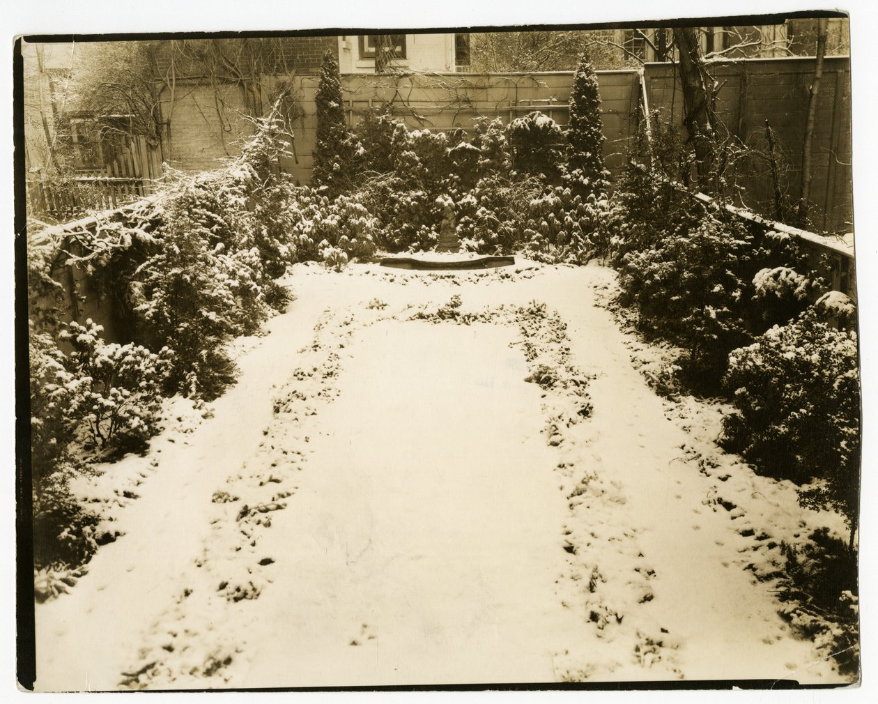 Herra ja rouva John Morgan, 39 W 11 St, n. 1938-39 (gelatiinihopea valokuva) tekijältä Jessie Tarbox Beals