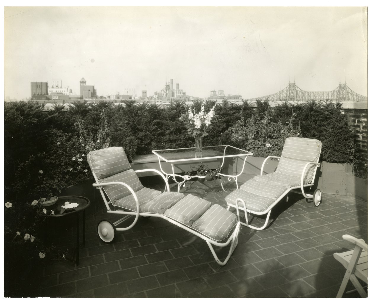 Rouva Alice Woodward Reinhardt, 400 E 52nd St, New York, USA, n. 1905-40 (gelatiinihopeakuva) tekijältä Jessie Tarbox Beals