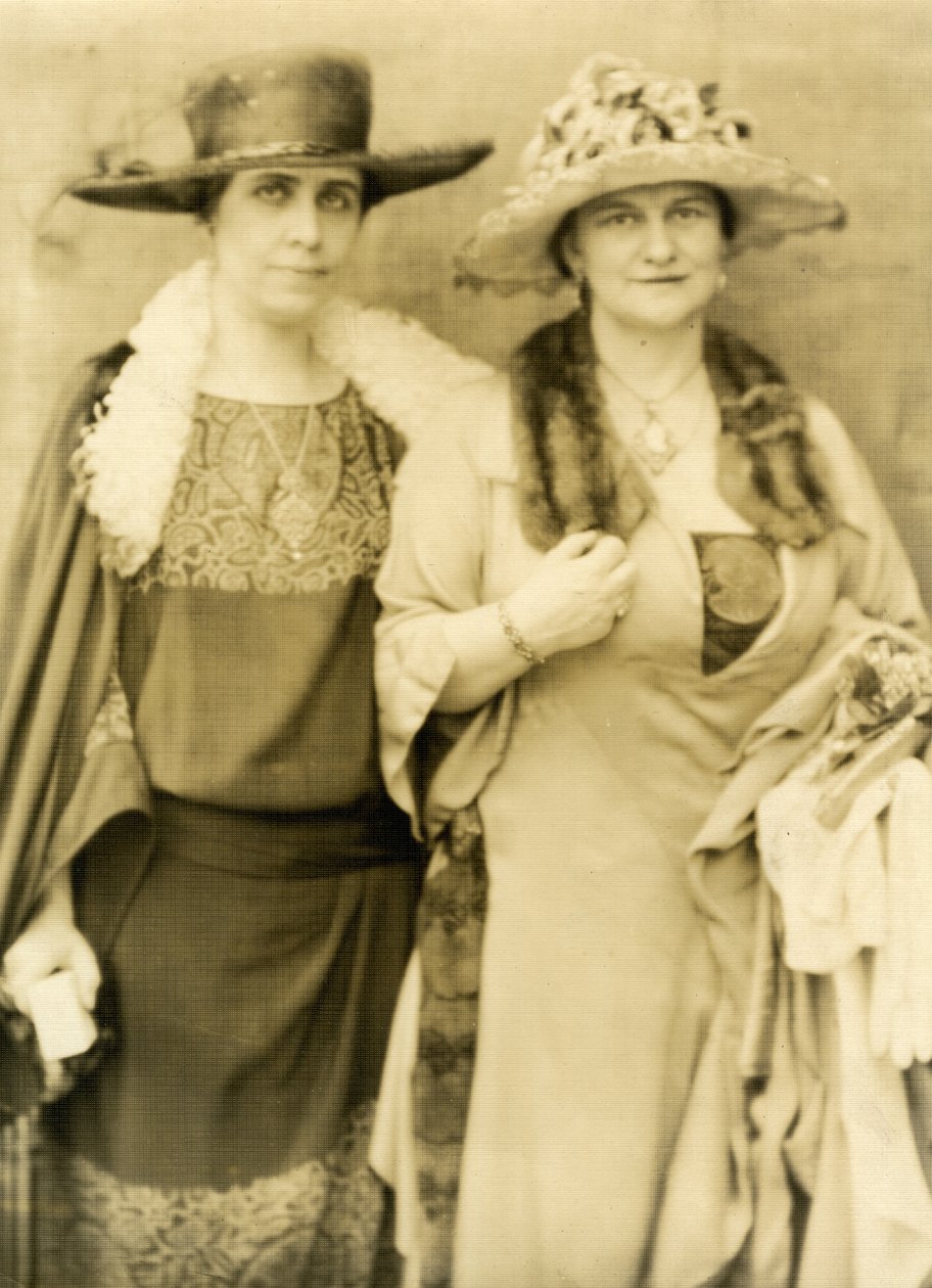 Rouva Coolidge ja hänen ystävänsä Frances Parkinson Keyes tekijältä Jessie Tarbox Beals