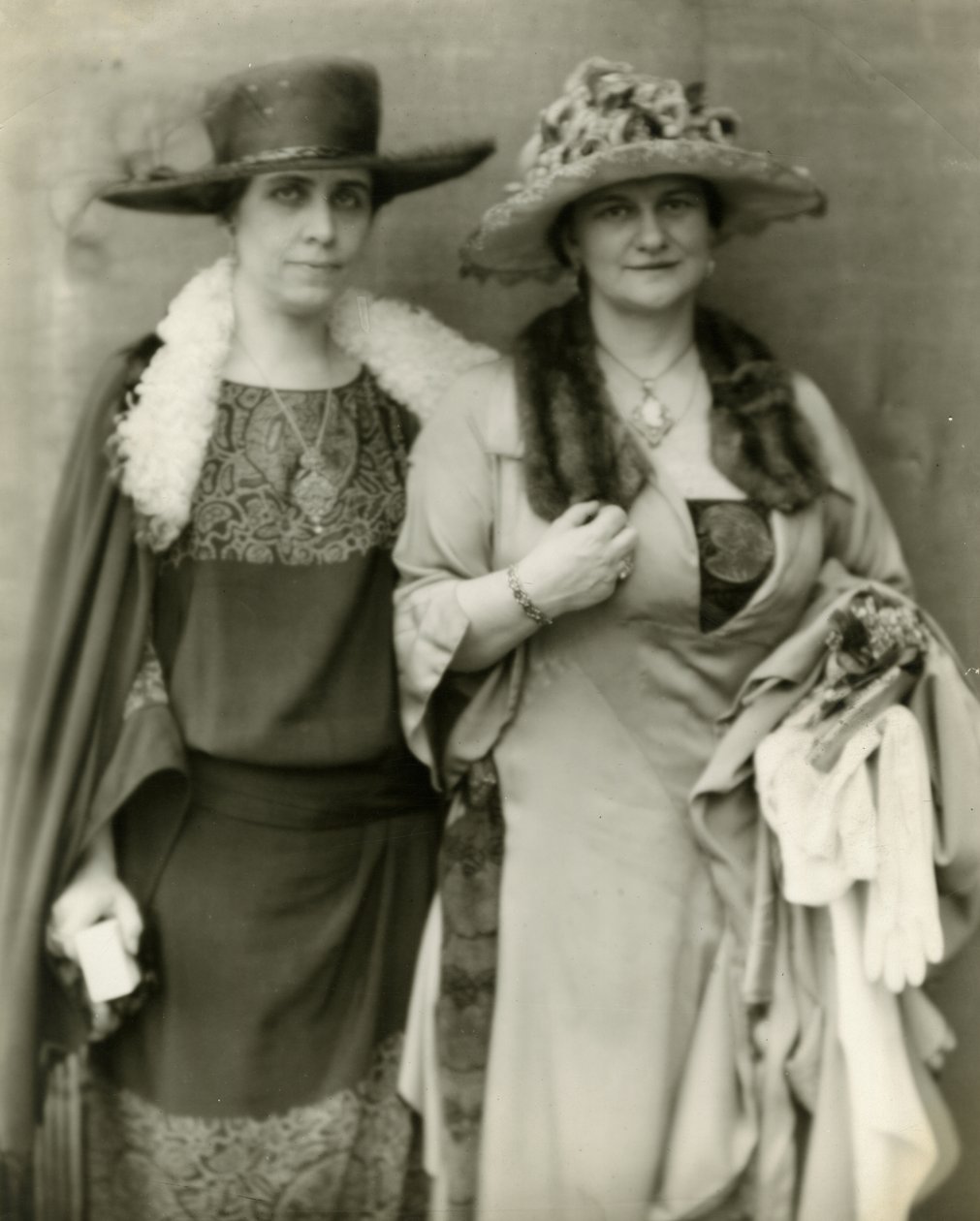 Rouva Coolidge ja hänen ystävänsä rouva Frances Parkinson Keyes, 1924 tekijältä Jessie Tarbox Beals
