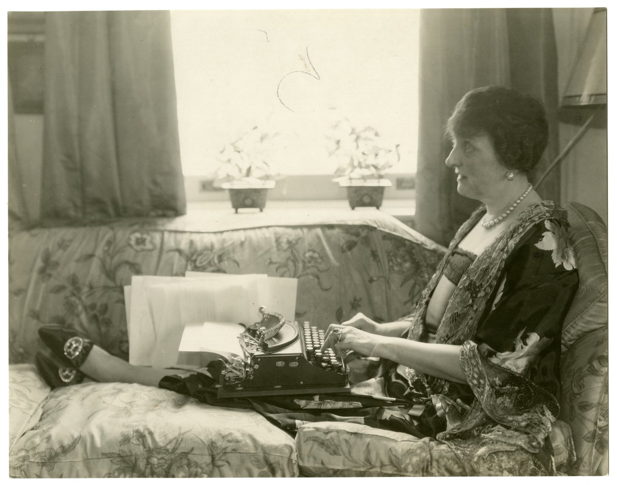 Rouva Emily Post, Etiquette-kirjan kirjoittaja, n. 1926-28 tekijältä Jessie Tarbox Beals