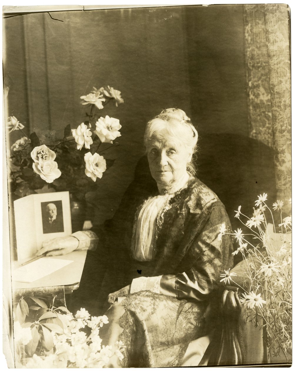 Rouva Greenwich Horne ?, n. 1905-1940 (gelatiinihopea valokuva) tekijältä Jessie Tarbox Beals