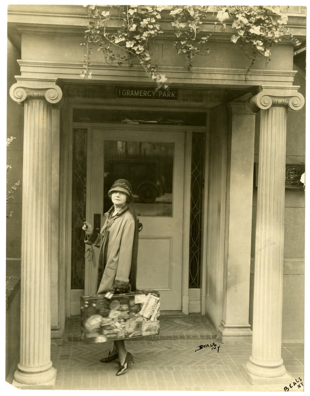Rouva L C Harper (Mabel Herbert Urner) matkalla Eurooppaan keräämään näytteitä, New York, USA, n. 1905-27 (gelatiinihopeakuva) tekijältä Jessie Tarbox Beals