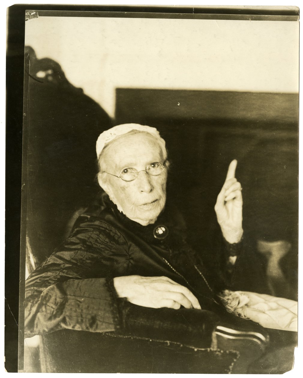 Rouva Mary Moore, Brookline, messu 91-vuotias lausuva balladi, n. 1905-27 (gelatiinihopeakuva) tekijältä Jessie Tarbox Beals