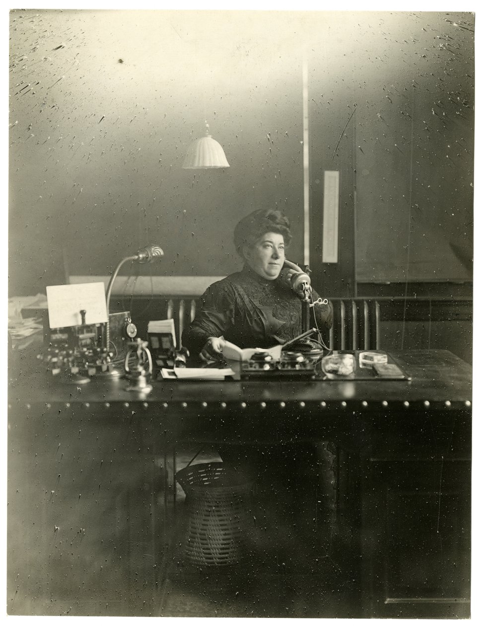 Neiti Chas Netcher Chicagosta, yhden suurimmista kaupoista The Boston Storen omistaja. Hän on nyt taas naimisissa, etsi hänen nimensä muutos Mollie Alpiner Netcher Newbury, n. 1905-1918 (gelatiinihopea kuva) tekijältä Jessie Tarbox Beals